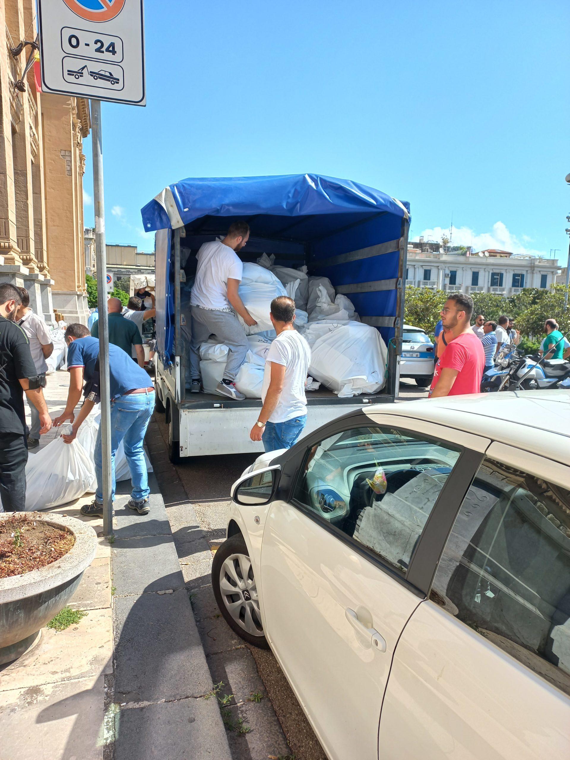 Trasferito stamani ai seggi il materiale per le Consultazioni Amministrative e Referendarie di domani.