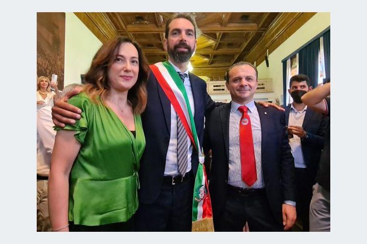 Proclamato dall’Ufficio centrale il Sindaco Federico Basile – Consegnata la fascia tricolore dal Segretario Generale Carrubba – Domani a mezzogiorno il saluto alla Cittadinanza.