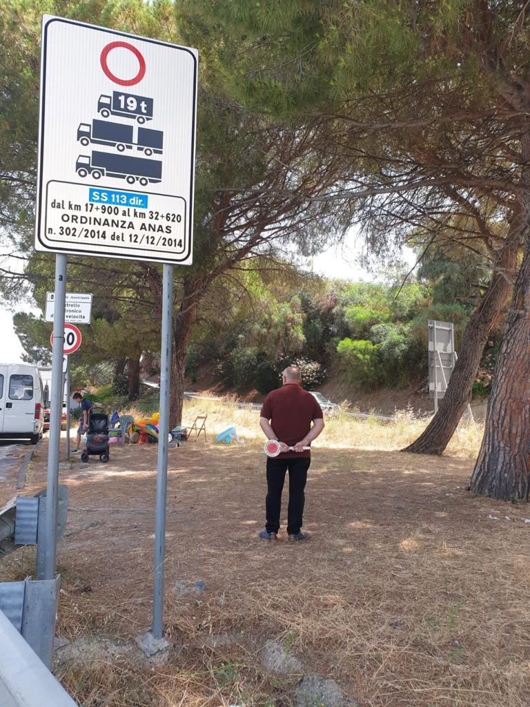 Polizia municipale: numerosi controlli oggi nella zona nord della città. Sanzionato l’autore dell’abbandono del materasso davanti ad un cartello turistico