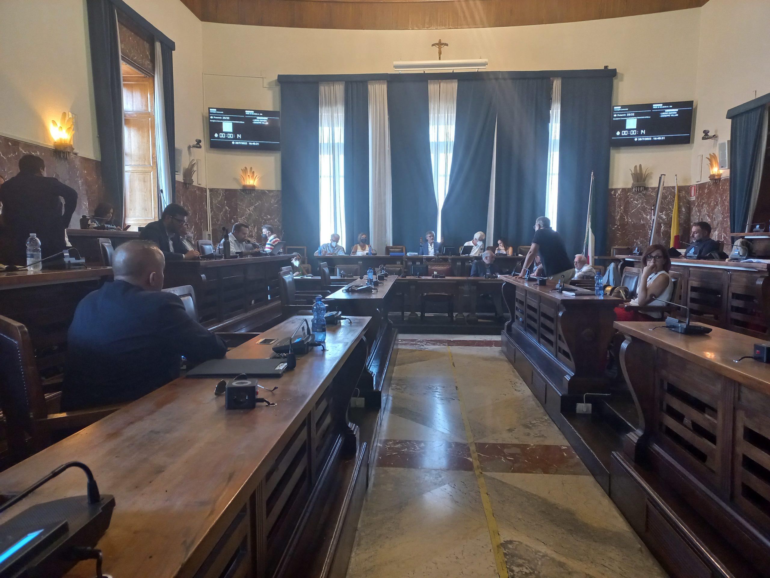 Consiglio Comunale: approvato ieri il riconoscimento di venti debiti fuori bilancio – Attività istituzionale ordinaria sospesa dal 16 al 24 agosto