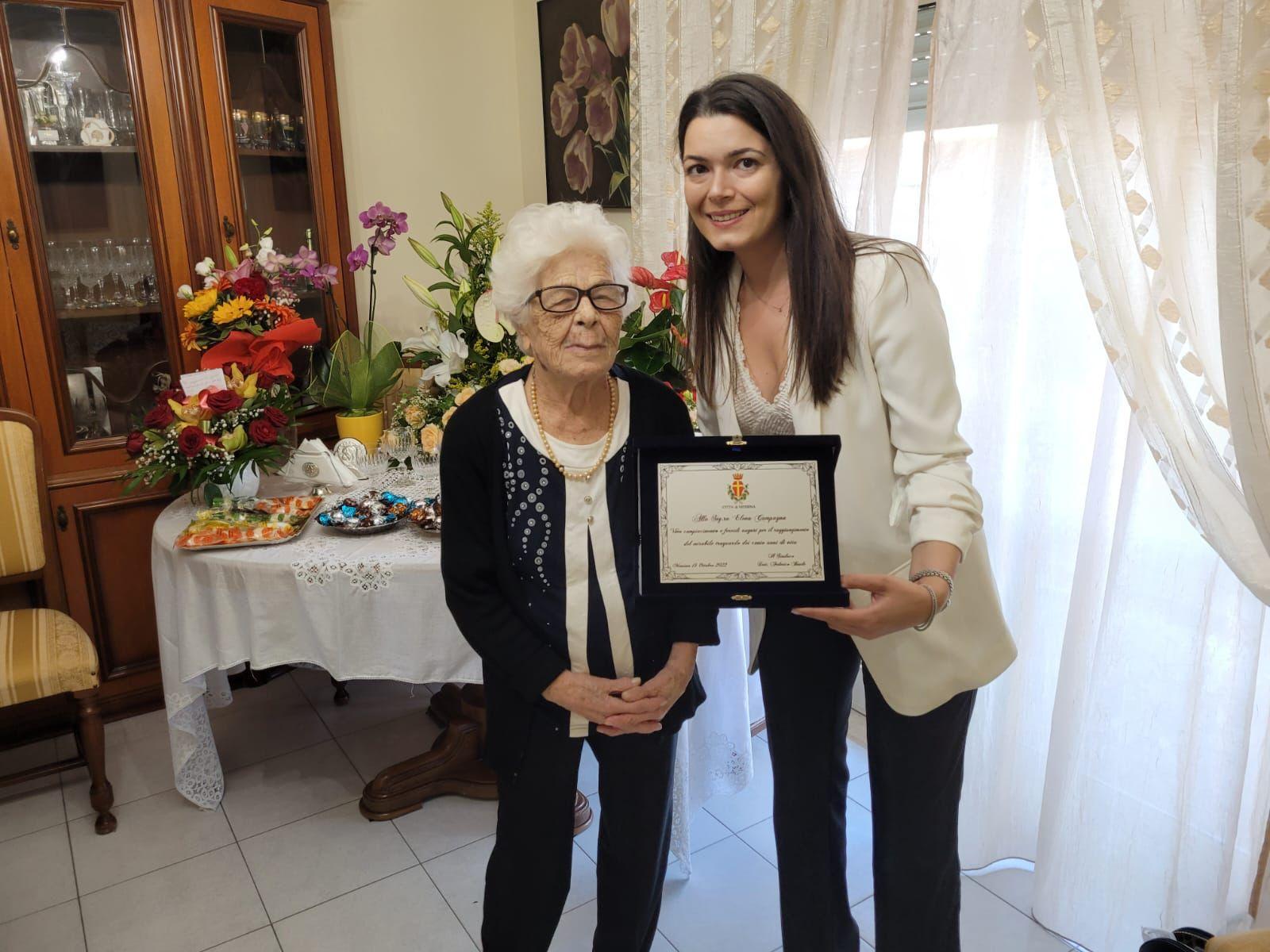 Gli auguri dell’Amministrazione comunale ad una centenaria: consegnata una targa dall’Assessore Cannata