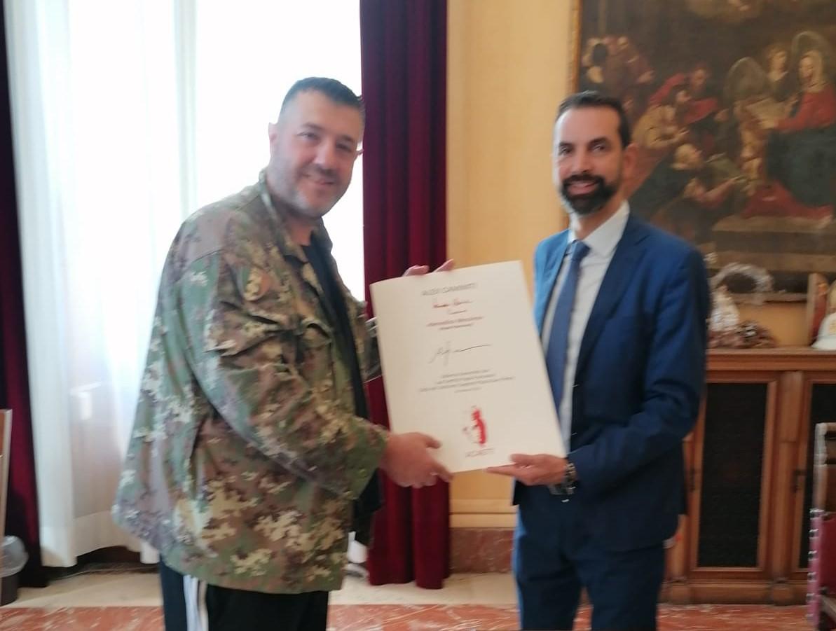 Donata al Sindaco Basile l’opera del maestro Alex Caminiti firmata da Papa Francesco