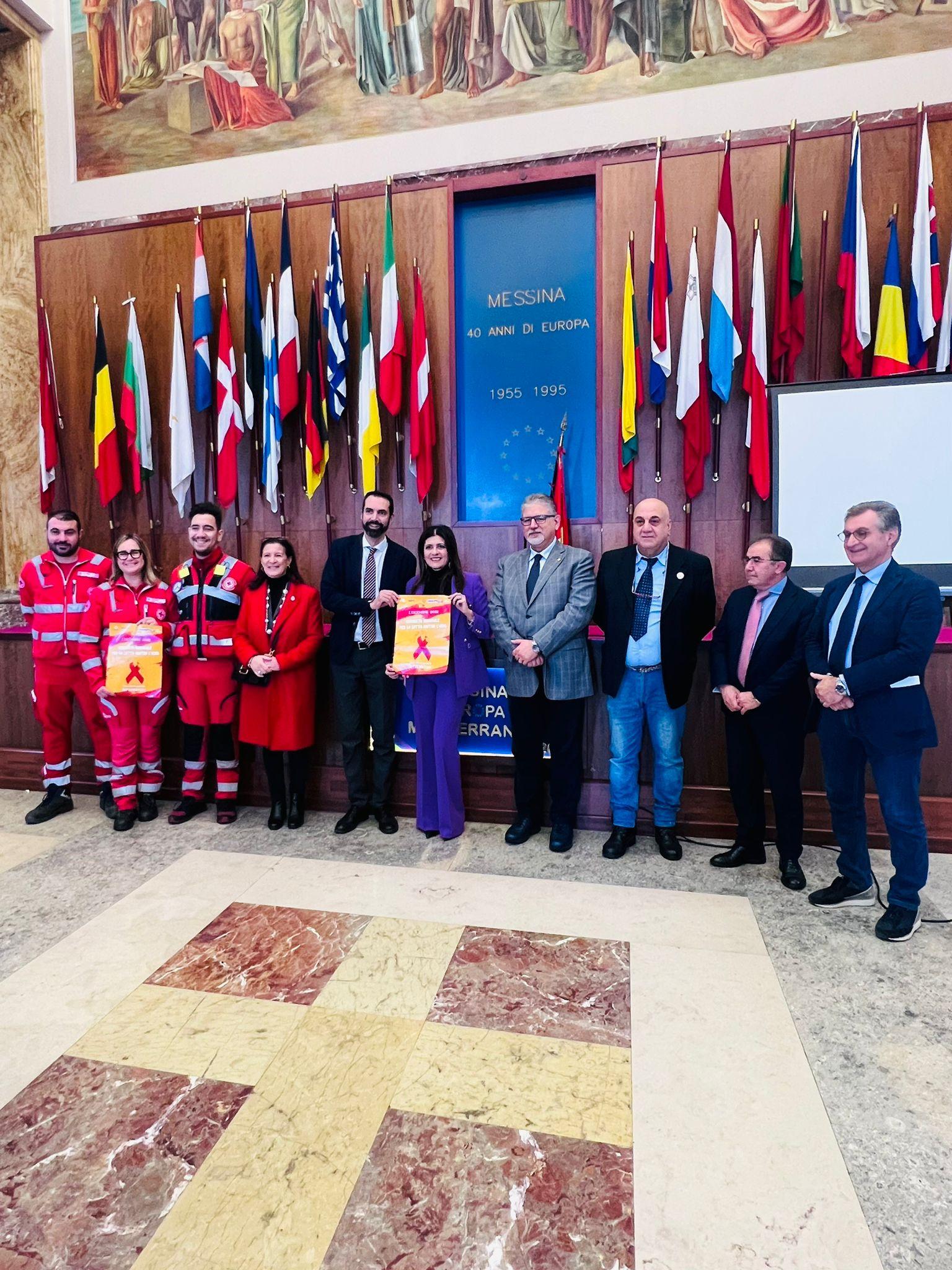 Esposto un fiocco rosso a Palazzo Zanca illuminato anche di rosso per la Giornata mondiale della lotta contro l’AIDS