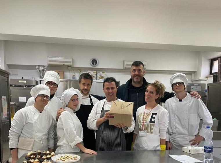 Consegnato al Sindaco Basile il panettone di Antonello da Messina