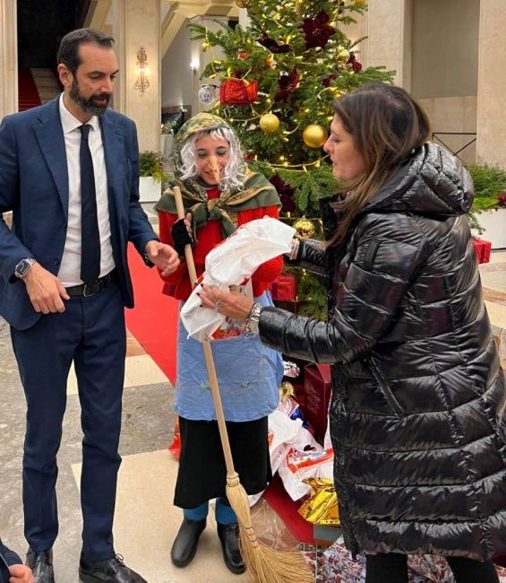 Con la consegna dei doni conclusa nell’atrio di Palazzo Zanca la campagna solidale #lescatolescaldacuore
