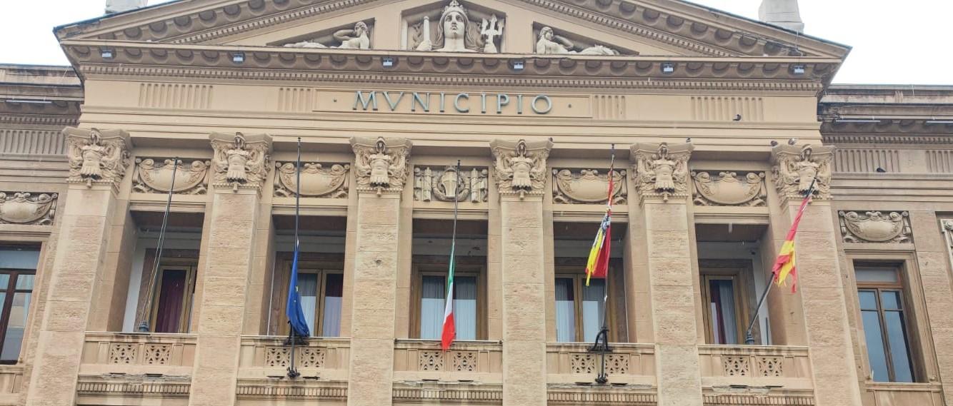 Giorno della Memoria: bandiere a mezz’asta di Palazzo Zanca