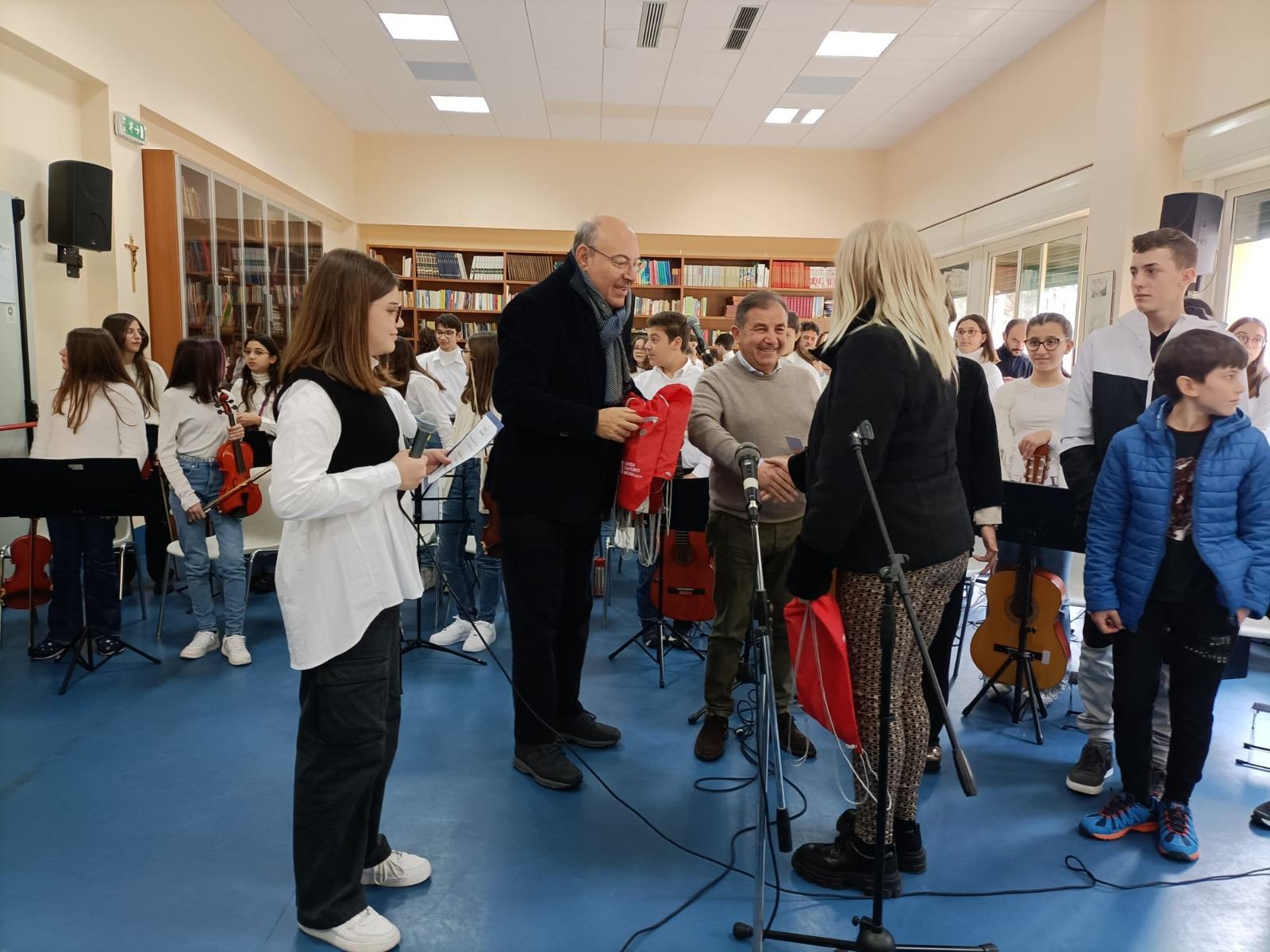 Consegnato agli studenti Erasmus, ospitati dall’Istituto comprensivo Santa Margherita, l’abbonamento per viaggiare sui mezzi ATM