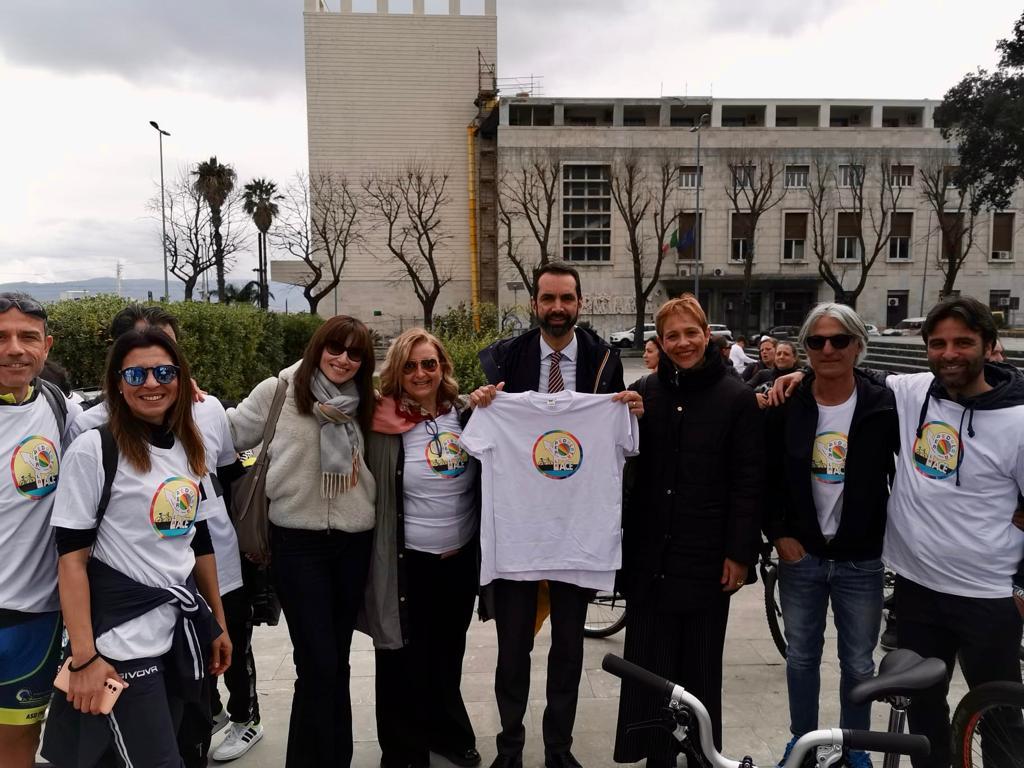 Incontro dell'Amministrazione Basile con i giovani partecipanti alla manifestazione "Una Pedalata per la Pace"