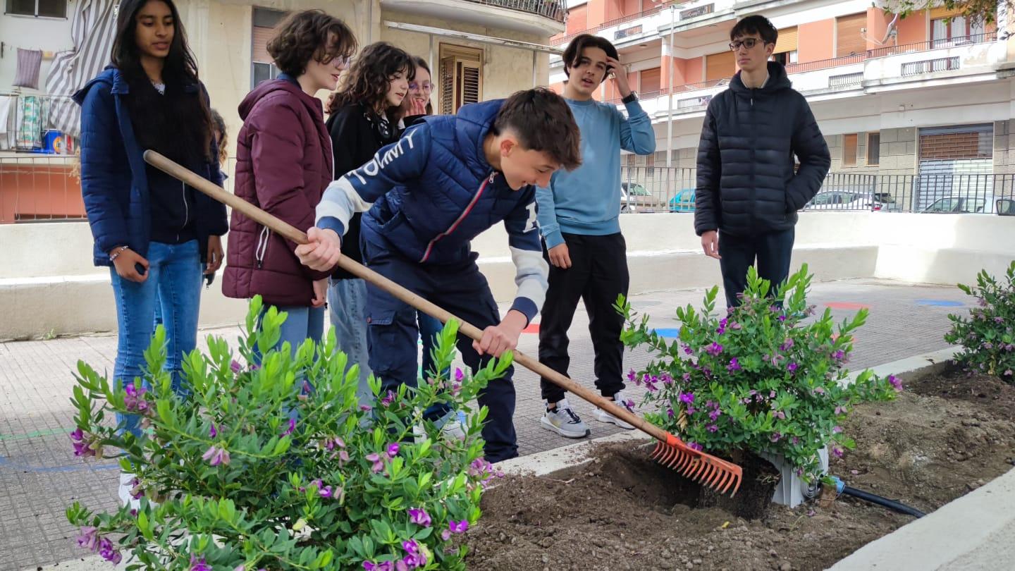 Proseguono le iniziative “Messina 2030-Green Events” curate dagli istituti scolastici cittadini: oggi attività di piantumazione nella piazzetta di Gravitelli