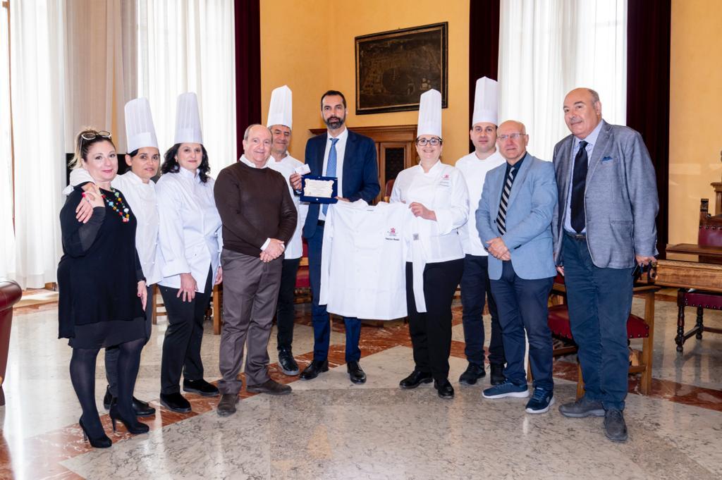 Targa al merito e tessera di socio onorario al sindaco Basile dall'associazione Cuochi Messina