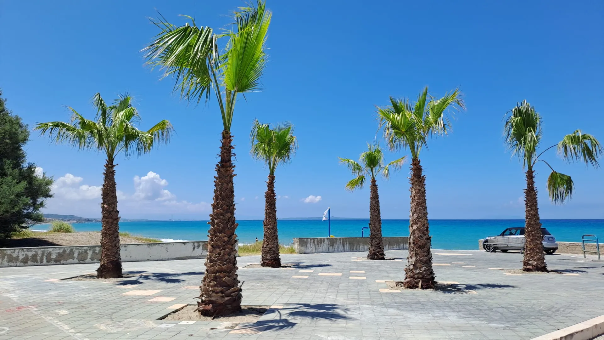 Riqualificazione e rigenerazione aree cittadine: collocazione di nuove piante nelle piazze dei villaggi della zona nord e allestimento di mini isole attrezzate nei tratti di spiaggia da sud a nord 